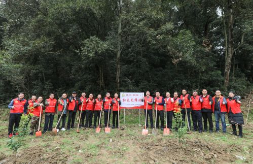 共植红色先锋林。（通讯员 裴祖华 摄）